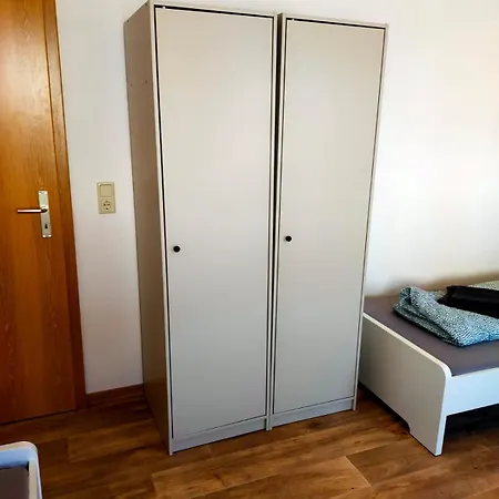 - Kurzzeitvermietungen Direkt Bei Den Leunawerken, 2-3 Schlafzimmer Апартаменты *