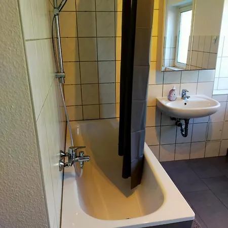 - Kurzzeitvermietungen Direkt Bei Den Leunawerken, 2-3 Schlafzimmer Appartement *