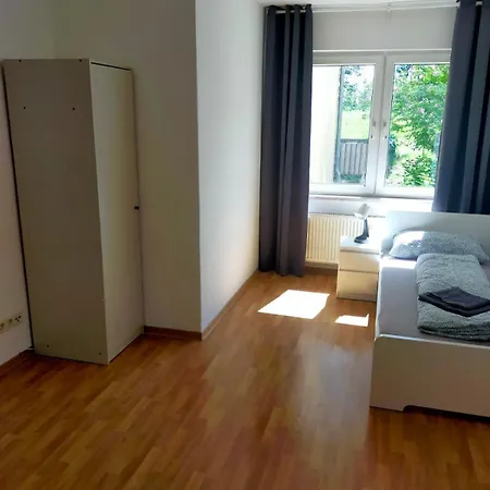- Kurzzeitvermietungen Direkt Bei Den Leunawerken, 2-3 Schlafzimmer *