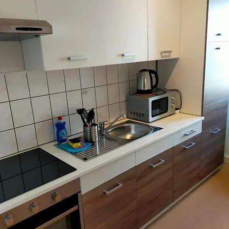 - Kurzzeitvermietungen Direkt Bei Den Leunawerken, 2-3 Schlafzimmer *