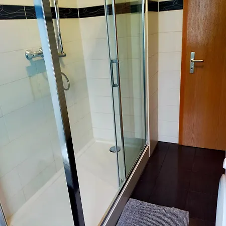 Апартаменты - Kurzzeitvermietungen Direkt Bei Den Leunawerken, 2-3 Schlafzimmer