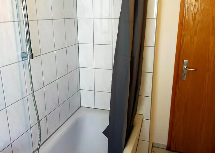 - Kurzzeitvermietungen Direkt Bei Den Leunawerken, 2-3 Schlafzimmer